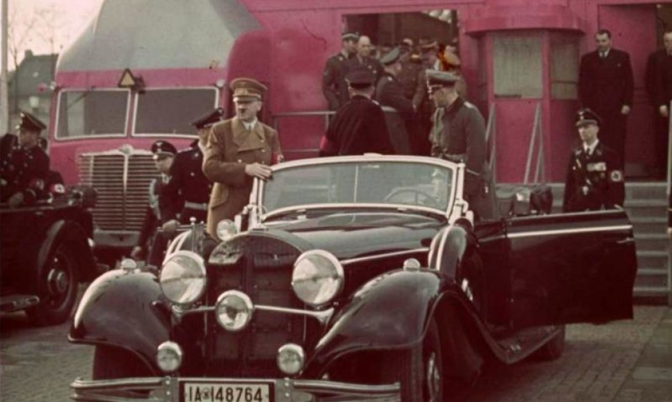Adolfas Hitleris vežamas „Mercedes-Benz“ kabrioletu