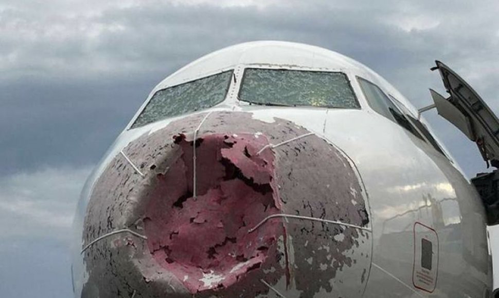 Kruša suniokojo visą lėktuvo nosį.