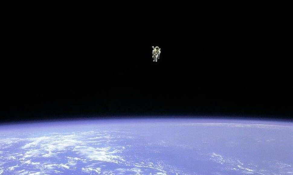 Bruce'as Mccandlessas laisvai skrajoja kosmose