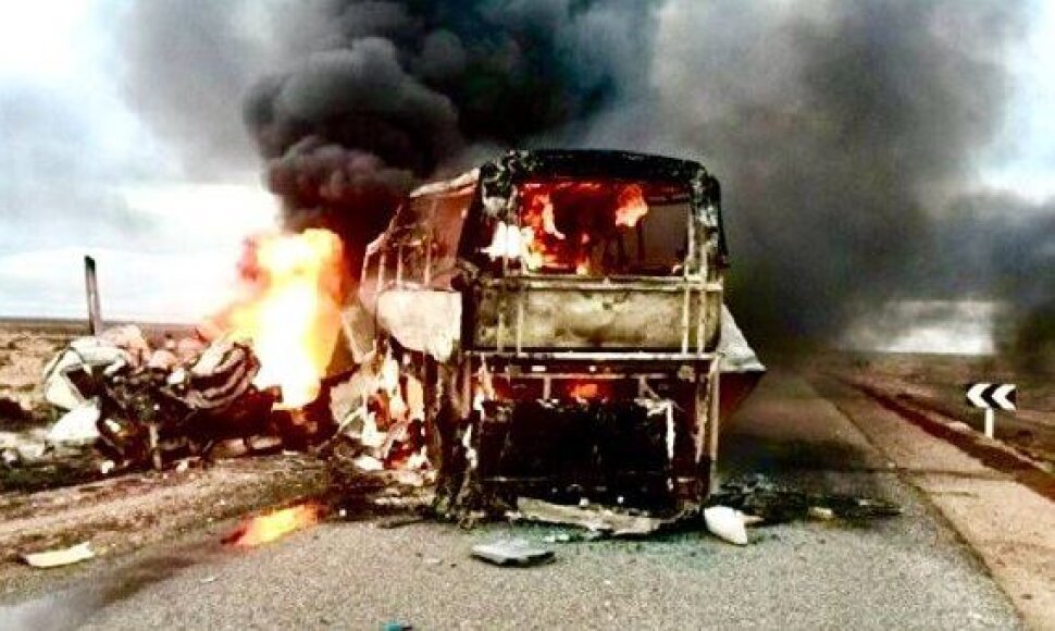 Saudo Arabijoje susidūrė autobusas ir benzinvežis