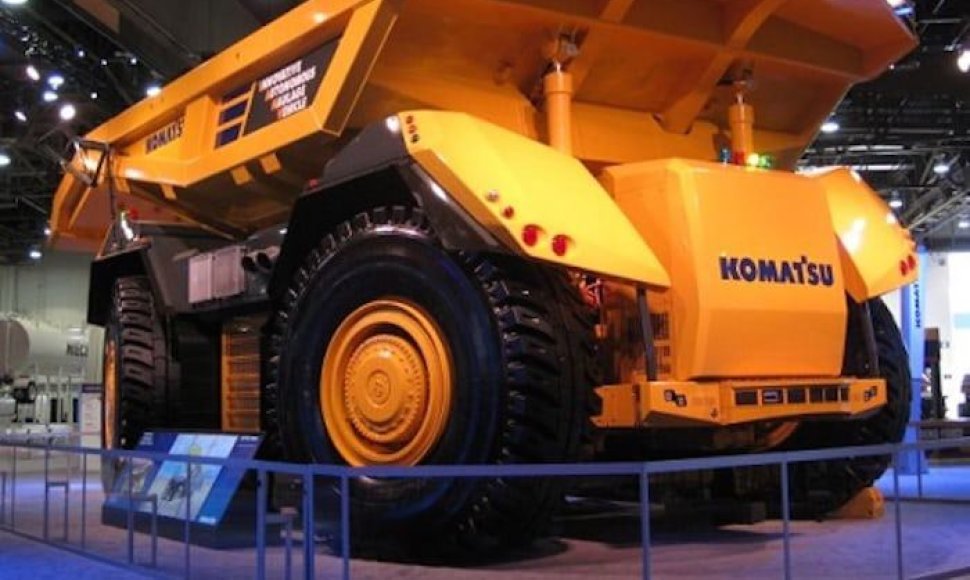 Autonominis karjerų monstras „Komatsu“ su 2700 AG varikliu