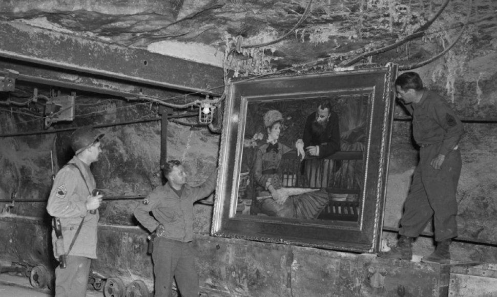 JAV kariai apžiūrinėja druskos kasykloje Vokietijoje rastą E.Manet paveikslą