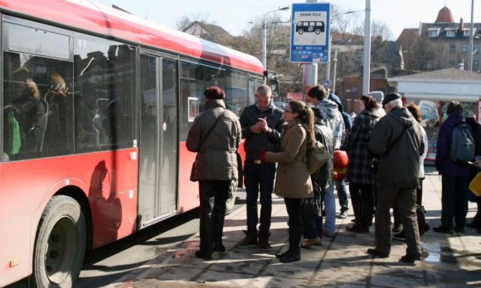 Nuo liepos 1 dienos į Kauno viešąjį transportą bus galima įlipti tik pro priekines duris.