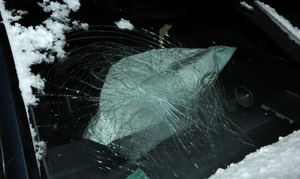 Automobilio „Audi“ priekinis stiklas po avarijos