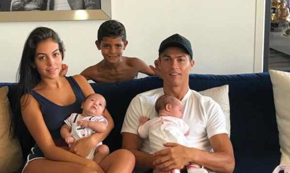 Cristiano Ronaldo su nėščia drauge Georgina Rodriguez, sūnumi Cristiano jaunesniuoju ir dvynukais Eva ir Mateo