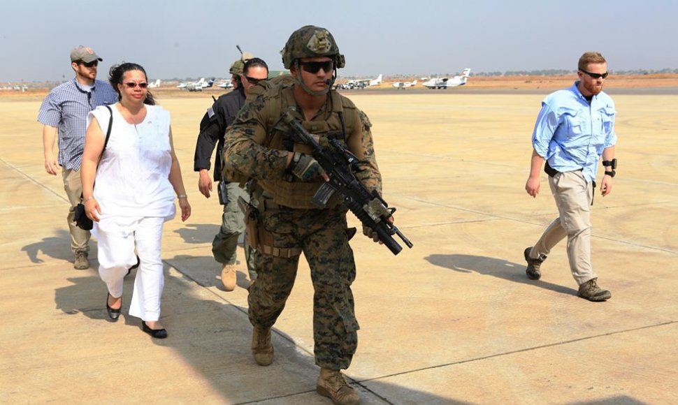 Jūrų pėstininkai Pietų Sudano sostinėje Džuboje į lėktuvą lydi evakuojamą JAV ambasadorę Susan D. Page