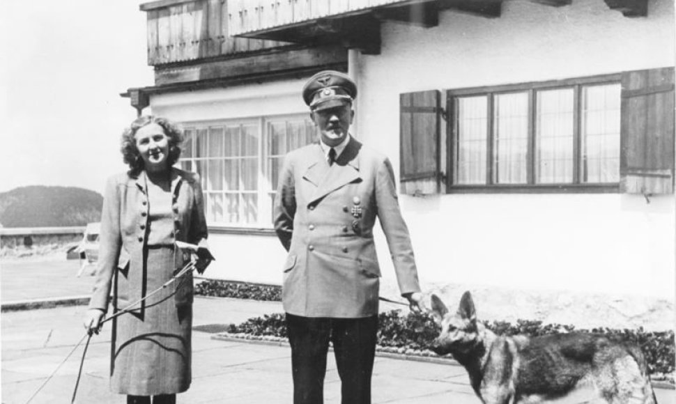 A.Hitleris su Eva Braun šalia Berghofo rezidencijos. 