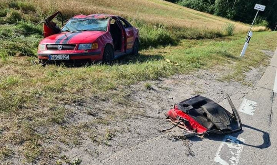 Kretingos rajone vertėsi kiek įkaušusio jaunuolio vairuojamas automobilis