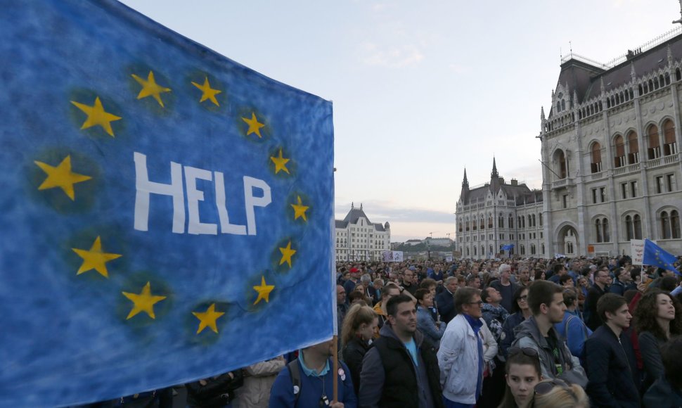 Vengrijoje surengtas didelis protestas dėl Soroso universiteto įstatymo