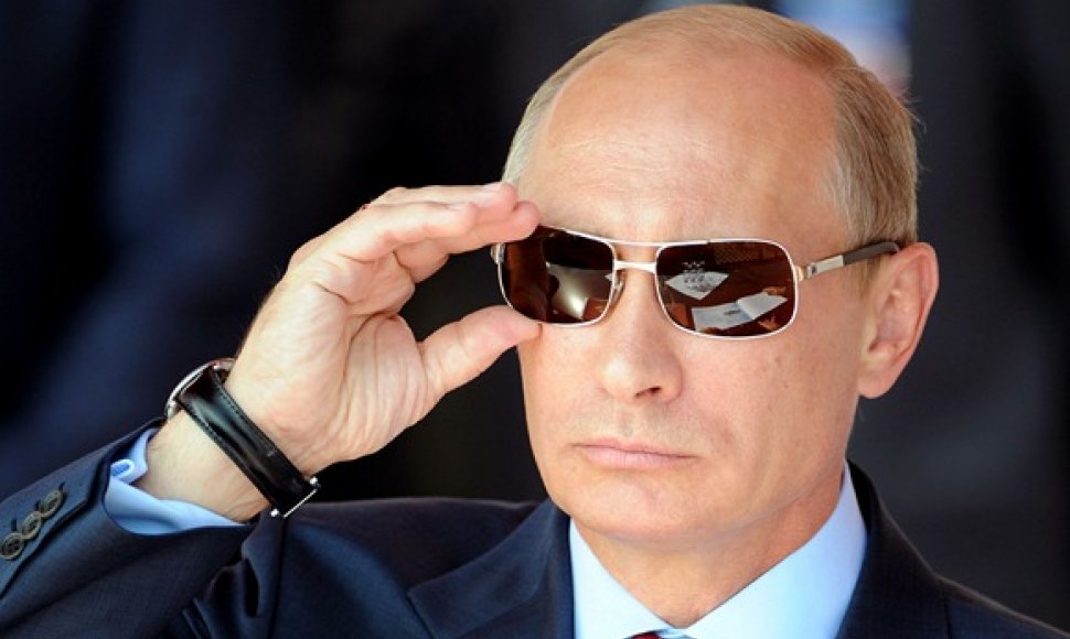 Vladimiras Putinas taisosi akinius nuo saulės žiūrėdamas lakūnų pasirodymą
