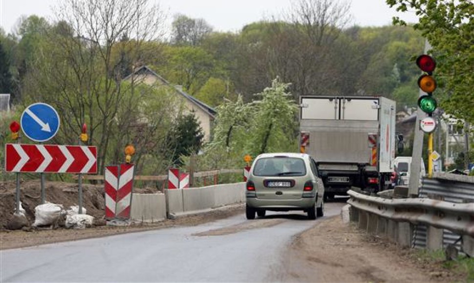 Jau rytoj Jiesios tilto prieigose bus pastatyti eismą draudžiantys ženklai.