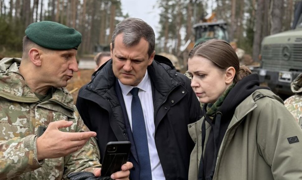 Kariuomenės vadas Raimundas Vaik&scaron;noras, premjeras Gintautas Paluckas ir kra&scaron;to apsaugos ministrė Dovilė &Scaron;akalienė