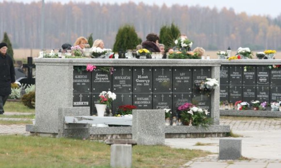 Gėlėmis apkaišytas ir pirmasis Lietuvoje kolumbariumas, stovintis Lėbartuose.