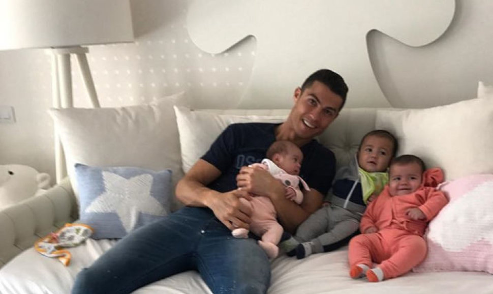 Cristiano Ronaldo su vaikais