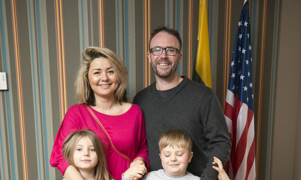 Beata Nicholson su vyru Tomu ir vaikais