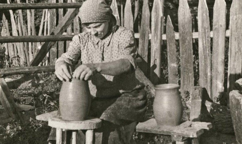 Moteris žiedžia puodą Rimašių kaimas 1951. Fot. Vacys Milius