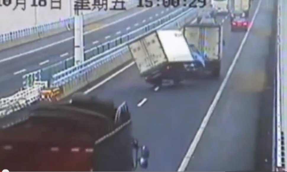 Nevaldomas sunkvežimis blaškosi po magistralę pietinėje Kinijoje 