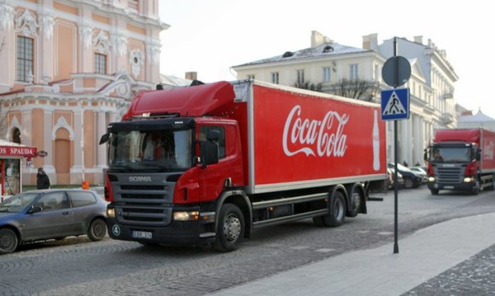 Iš sostinės Rotušės aikštės 10-us metus iš eilės pajudėjo Kalėdinis karavanas, kurį organizuoja Almos Adamkienės fondas ir „Coca-Cola“. Šiemet jis planuoja aplankyti 10 Lietuvos mokyklų.