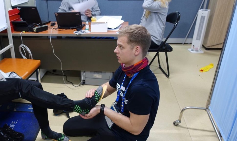Marius Jonelis žiemos olimpinėse žaidynėse padėjo atletams kojų įtvarais.