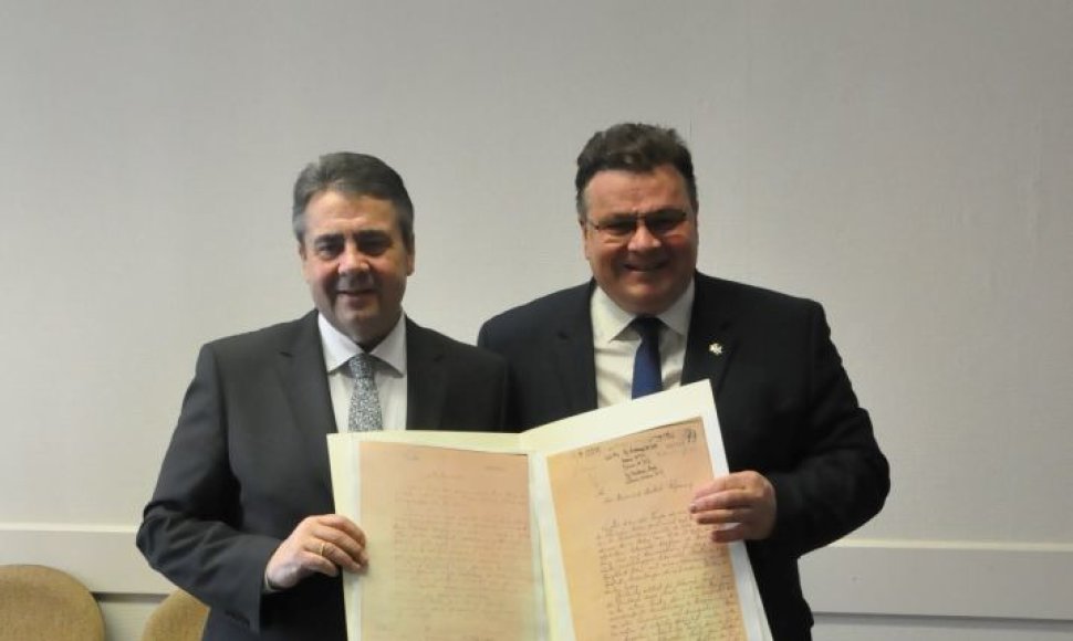 Vokietijos užsienio reikalų ministras Sigmaras Gabrielis perdavė L. Linkevičiui Vasario 16-osios akto faksimilę