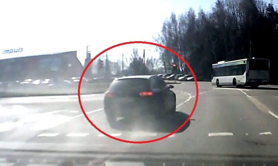 AUDI vairuotojas važiuoja per raudoną