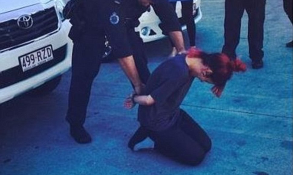 Surežisuota nuotrauka, kurioje Lily Allen surakintomis rankomis, užtraukė nemalonumų Australijos policininkui