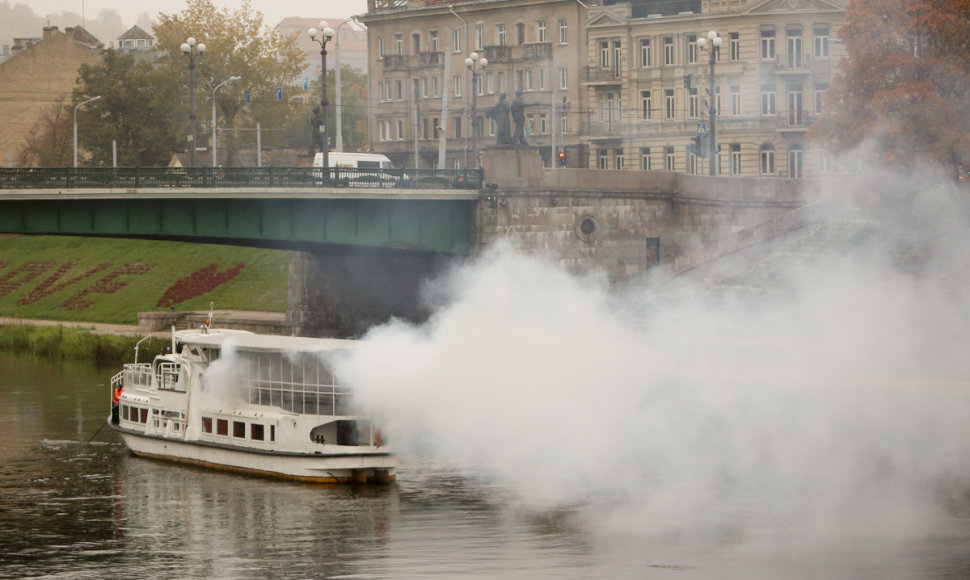 Iš plaukiančio laivo rūko dūmai, teko gelbėti žmones 