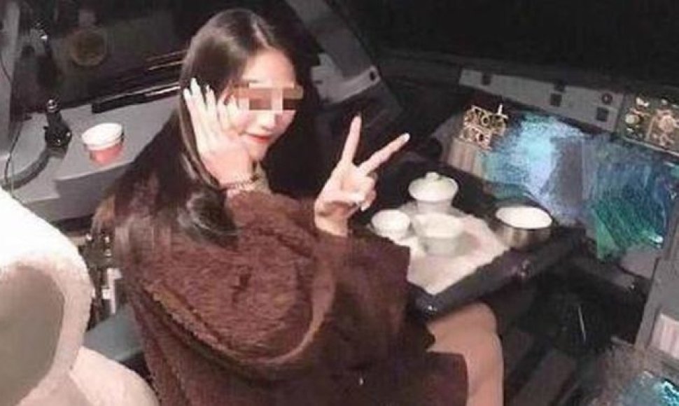 „Weibo“ išplitusi nuotrauka, kurioje – lakūnų kabinoje sėdinti keleivė