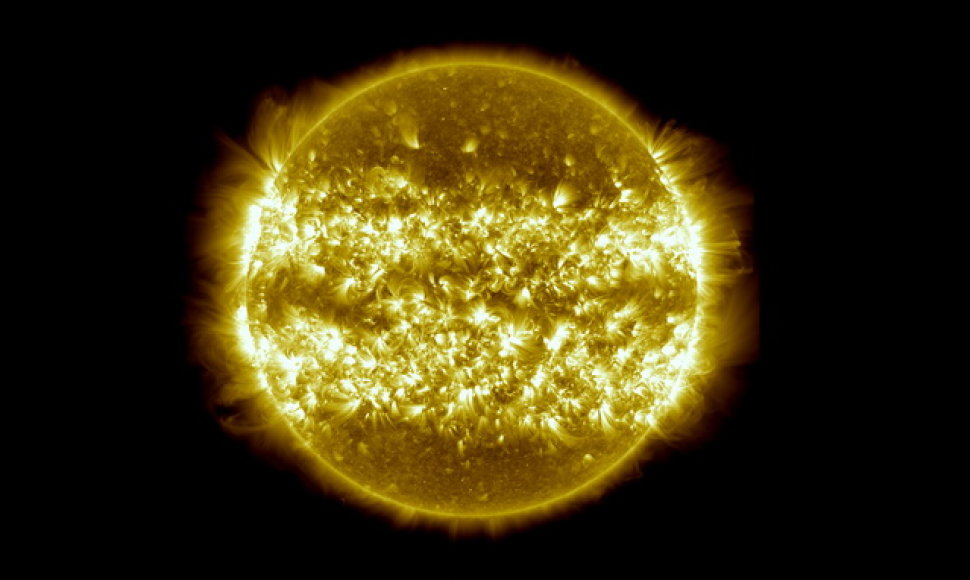 Šioje fotografijoje parodytas saulės aktyvumas nuo 2012 m. balandžio 16 iki 2013 balandžio 15 d.