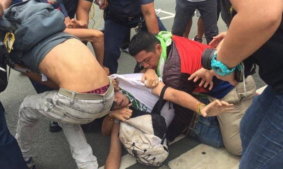 Prie JAV ambasados Maniloje nesiliauja protestai