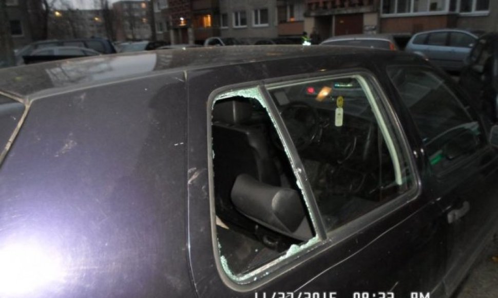 Vagis išdauždavo automobilių langus
