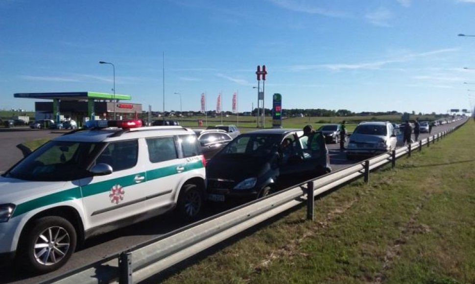 Klaipėdos policijos pareigūnai sekmadienį, surengę reidą prie Jakų žiedo, išaiškino net pusšimtį greičio viršytojų. 