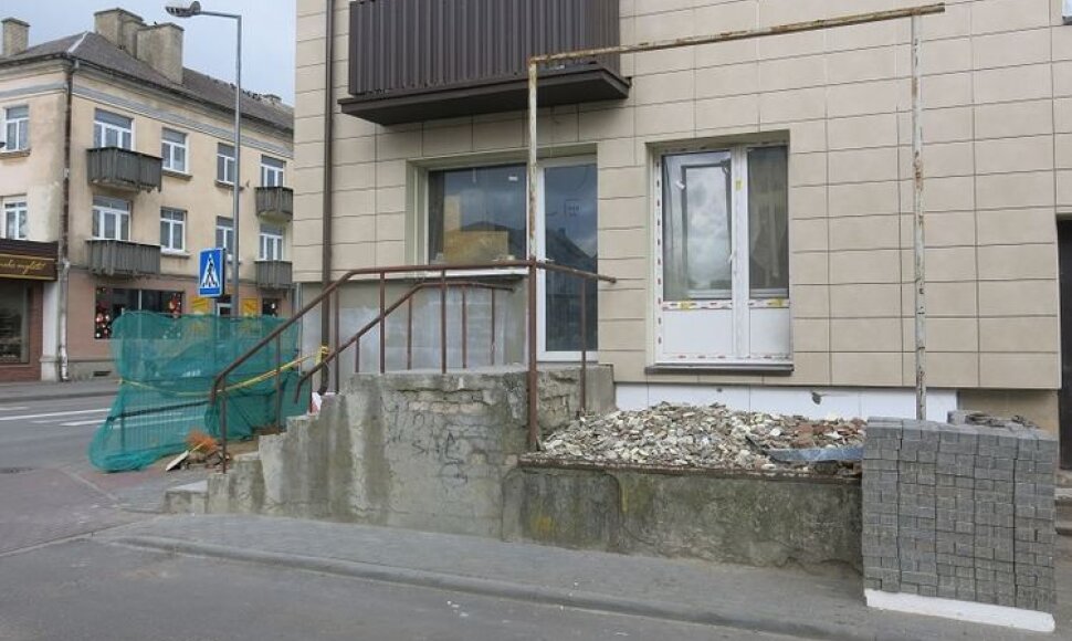 Tauragės daugiabučio gyventojai nori, kad būtų nugriautas senų laikų palikimas &ndash; keltuvas