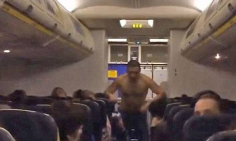„Ryanair“ lėktuvu skridęs girtas vyras 