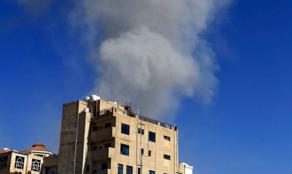 Jemeno sostinę Saną sudrebino aviacijos smūgiai
