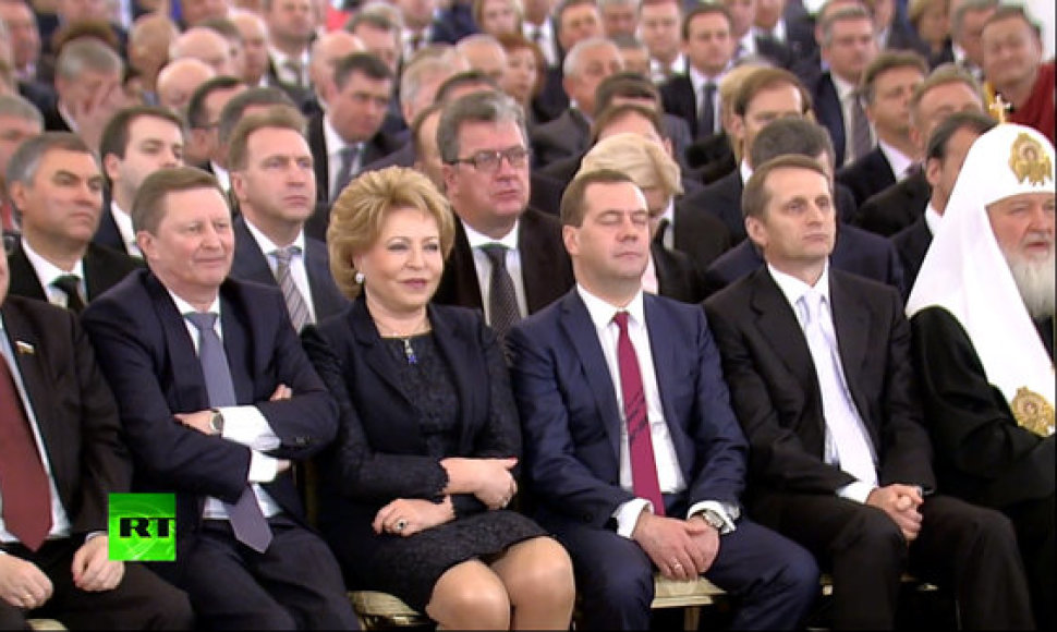 Dmitrijus Medvedevas užsnūdo V.Putino kalbos metu?