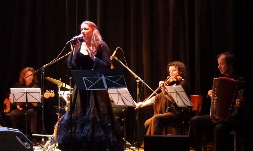 Dainininkė Raimonda Janutėnaitė ir Tomo Leiburo retro muzikos ansamblis