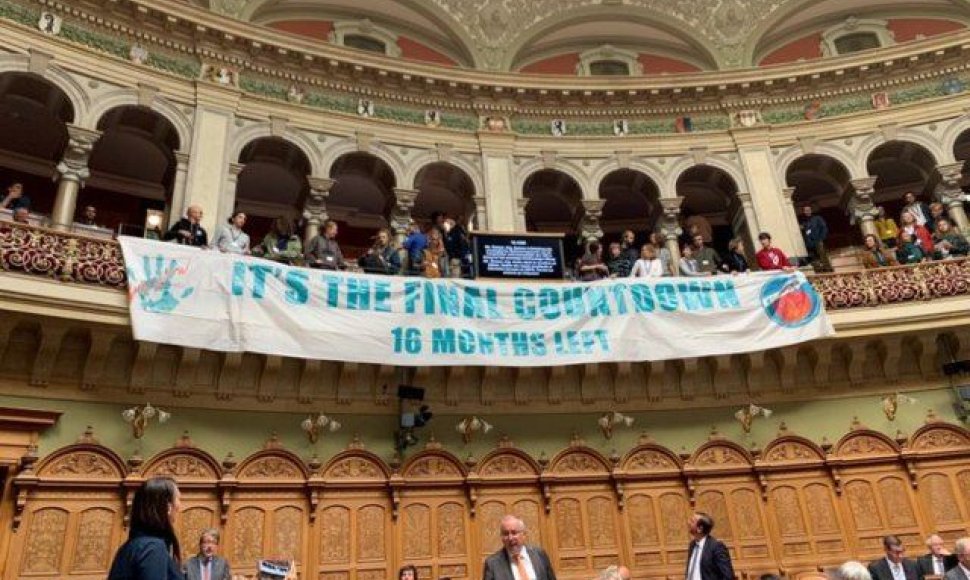 Klimato aktyvistai trumpam nutraukė Šveicarijos parlamento darbą
