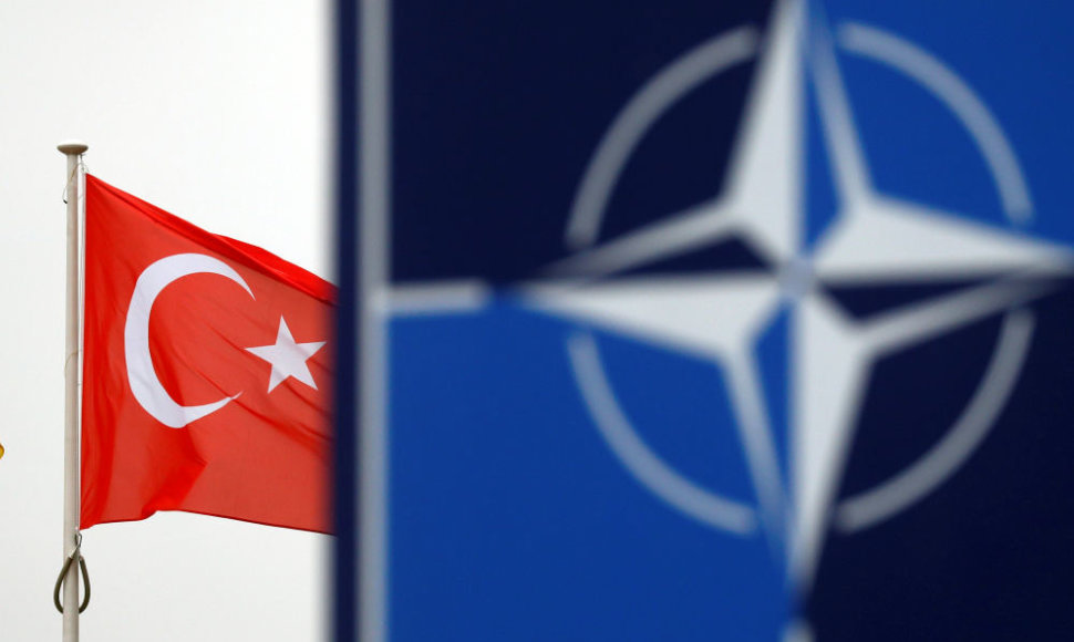 Turkijos ir NATO vėliavos