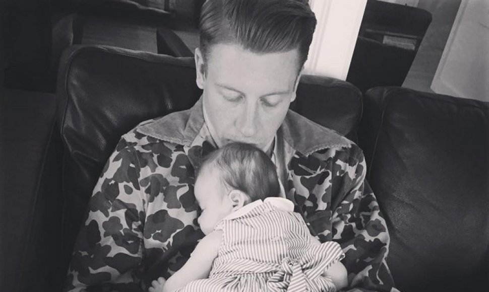 Macklemore'as su dukra Sloane 