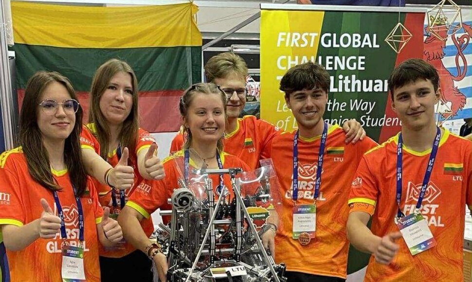 Lietuvos moksleivių rinktinė i&scaron;kovojo sidabro medalį pasaulio robotikos olimpiadoje