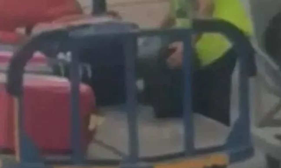Oro uosto darbuotojas nufilmuotas vagiantis iš lagamino