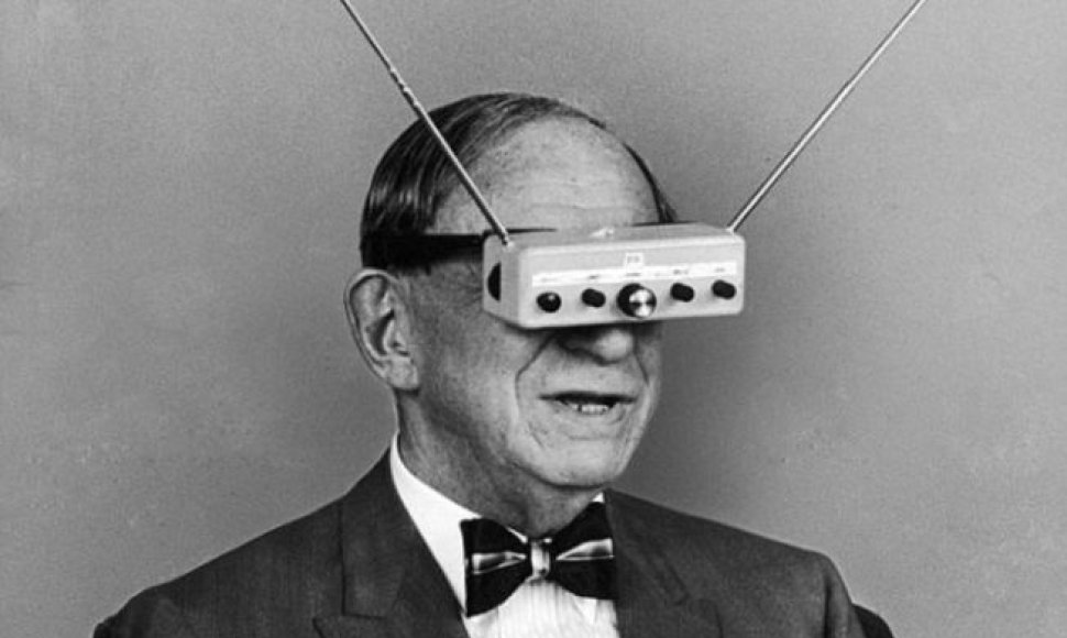 Hugo Gernsbackas demonstruoja „TV akinius“
