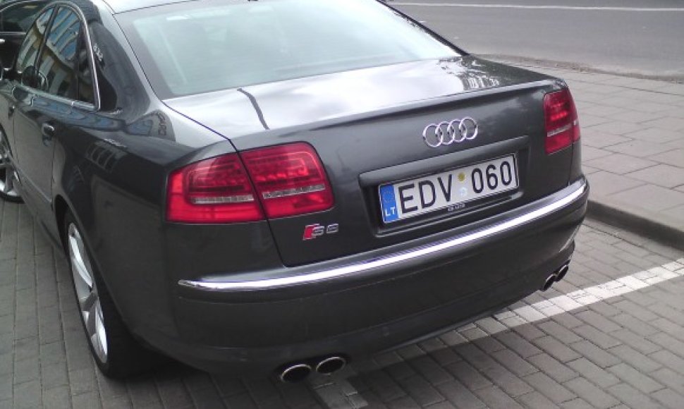 „Audi S8“ su keistai užmaskuotu valstybiniu numeriu.