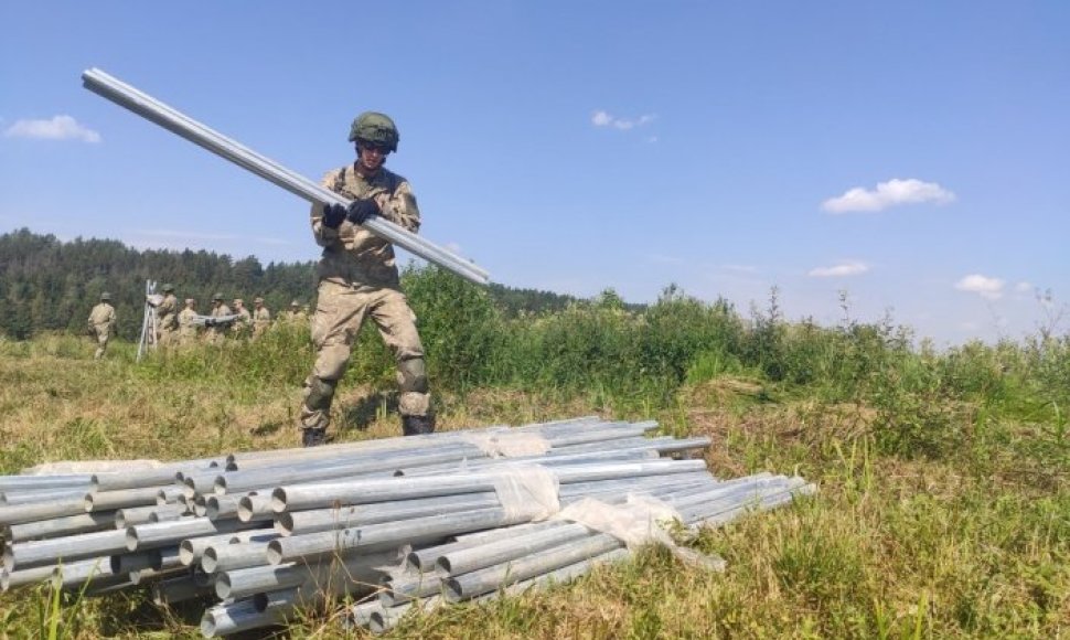 Kariuomenė pasienyje su Baltarusija pradėjo tiesti spygliuotos vielos užtvarą