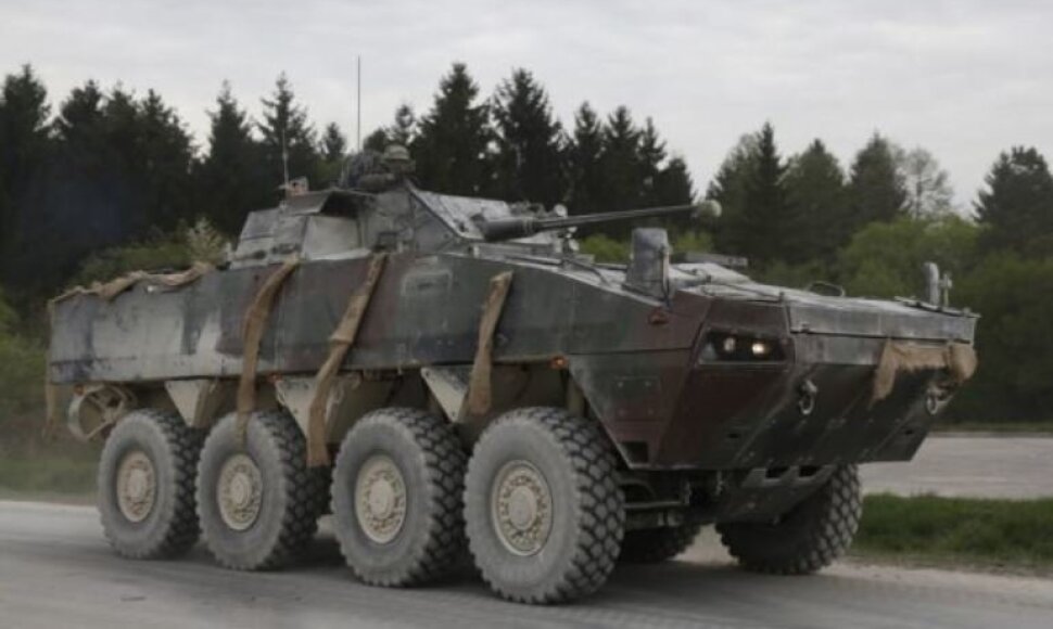 KTO &bdquo;Rosomak&ldquo;,&nbsp;Lenkijos gamybos ratinis &scaron;arvuotasis transporteris, pagrįstas Suomijos &bdquo;Patria AMV&ldquo; platforma. Defence-blog.com nuotr.