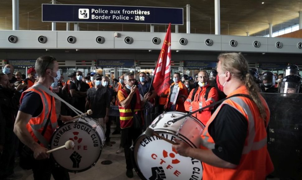 Paryžiuje Ch.de Gaulle'io oro uosto darbuotojai blokavo vieną iš terminalų