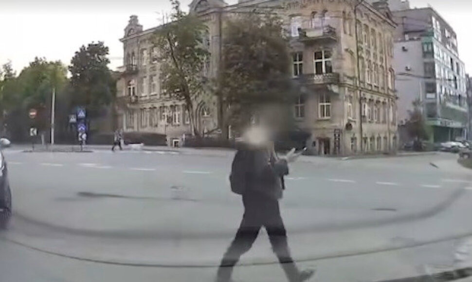 Pėsčiasis su telefonu pėsčiųjų perėjoje
