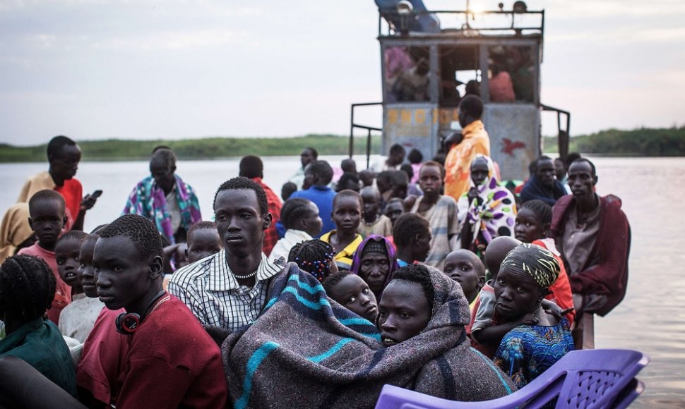 Pietų Sudano gyventojai laivais bėga nuo pilietinio karo kovų.