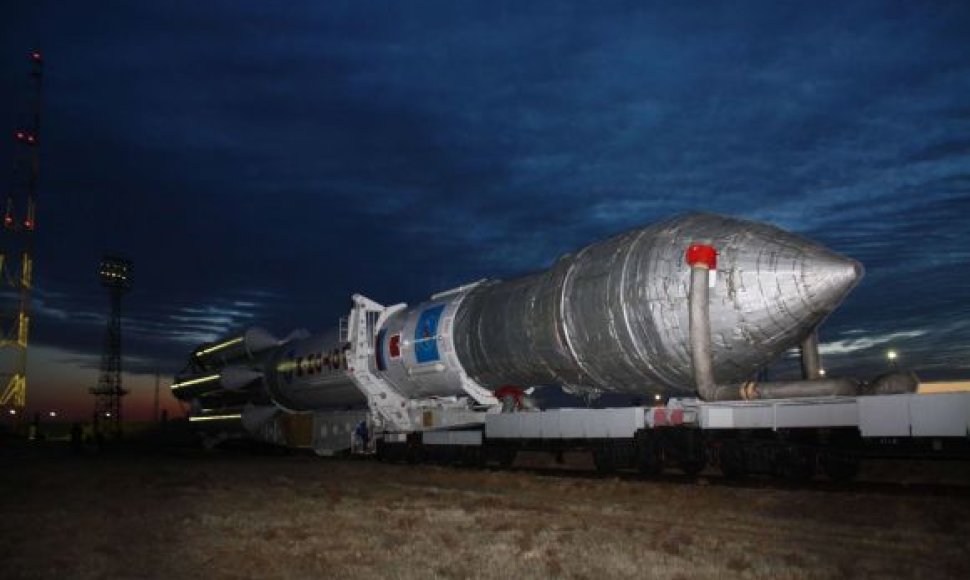 Raketa nešėja „Proton-M“ su trimis GLONASS palydovais prieš startą